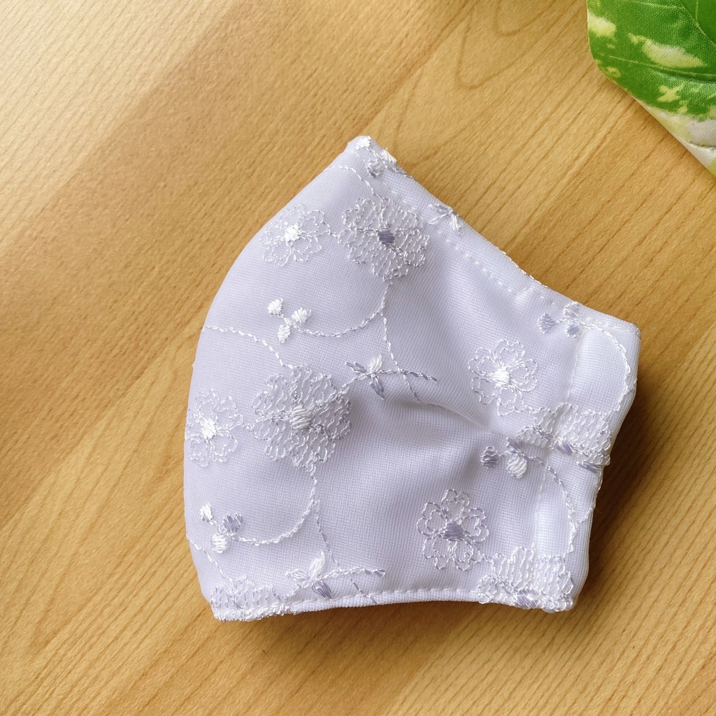 かわいいハートの花柄レースマスク。白色。保冷剤が入る3wayハンドメイド立体マスクカバー。