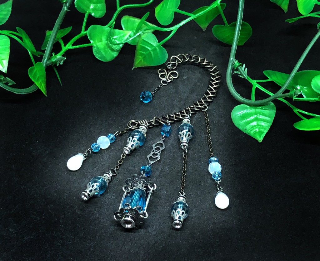 魔法のランタン 手作り土台のイヤーフック 水色 白