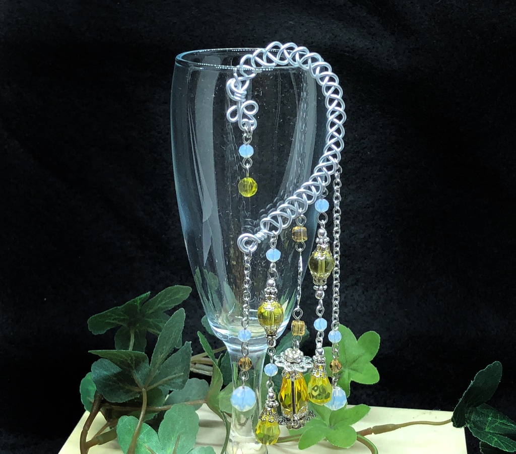 魔法のランタン　手作り土台のイヤーフック　黄色　白