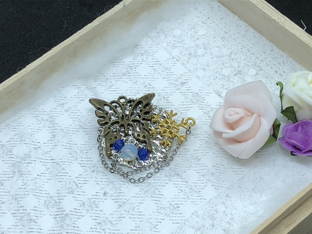 ブローチ 蝶々 雪の結晶 白 青