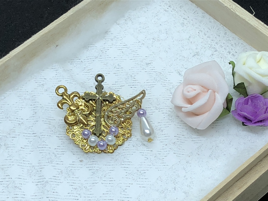 ブローチ クロス ユリ 羽 白 紫