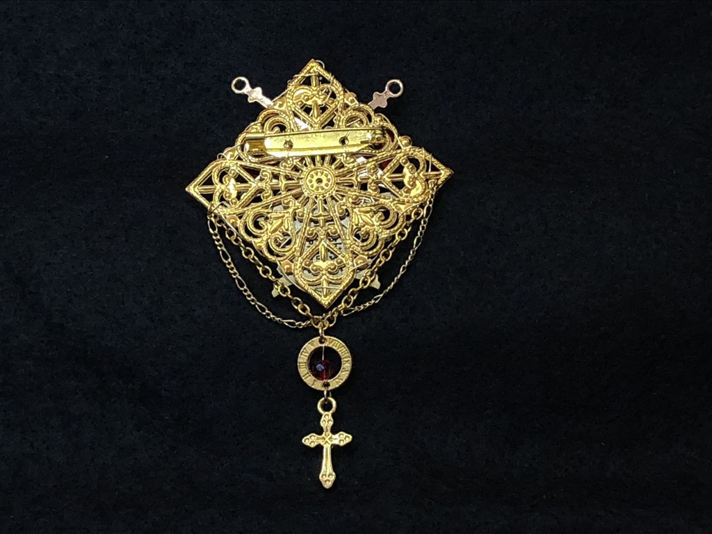 ブローチ 盾 剣 クロス 薔薇 赤