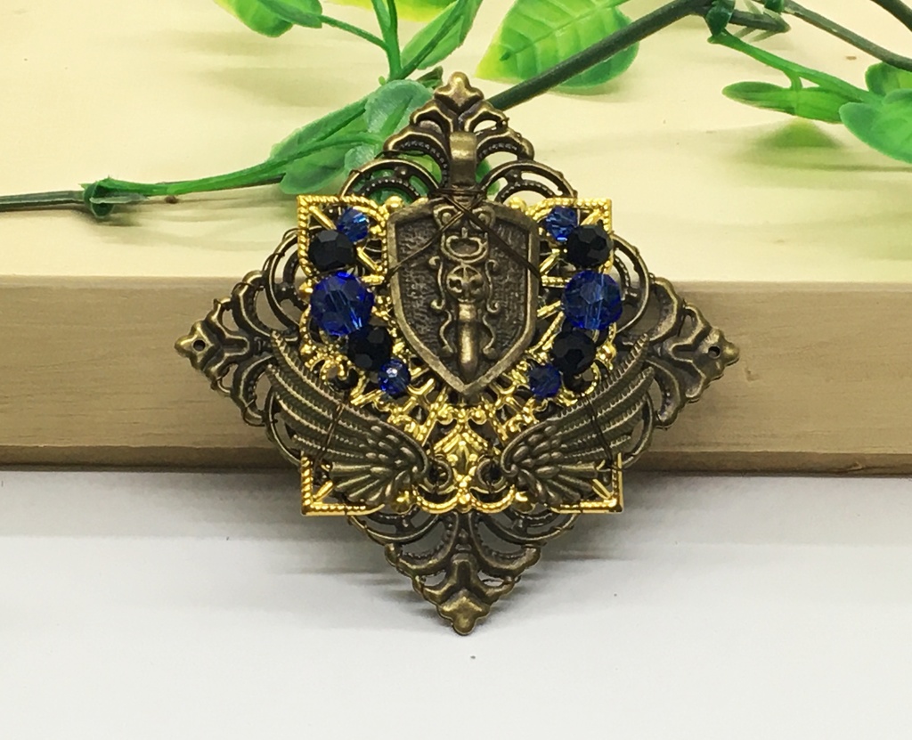 ブローチ 盾 羽 青 黒