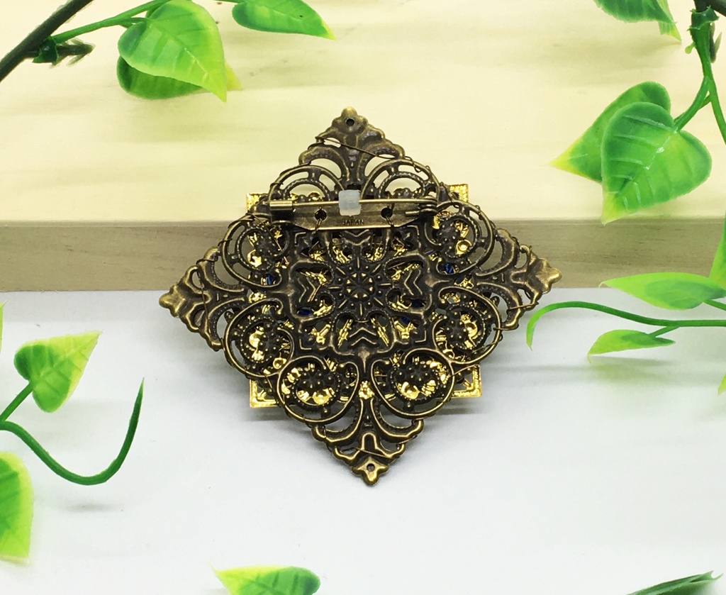 ブローチ 盾 羽 青 黒