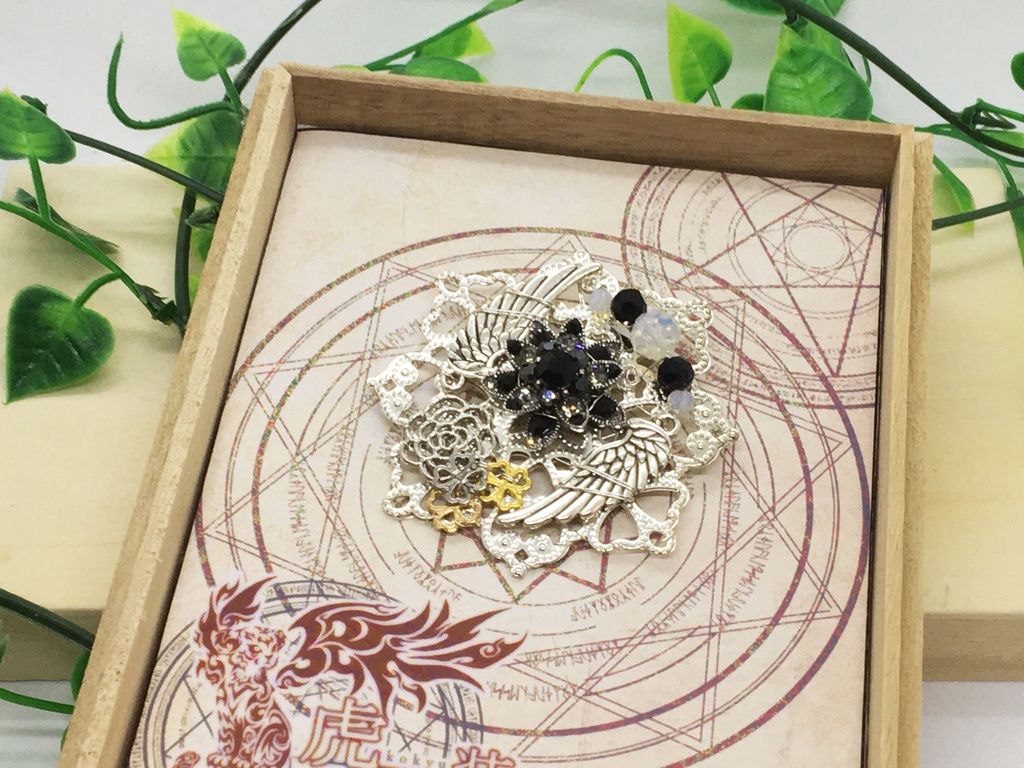 ブローチ 花 羽 薔薇 クローバー