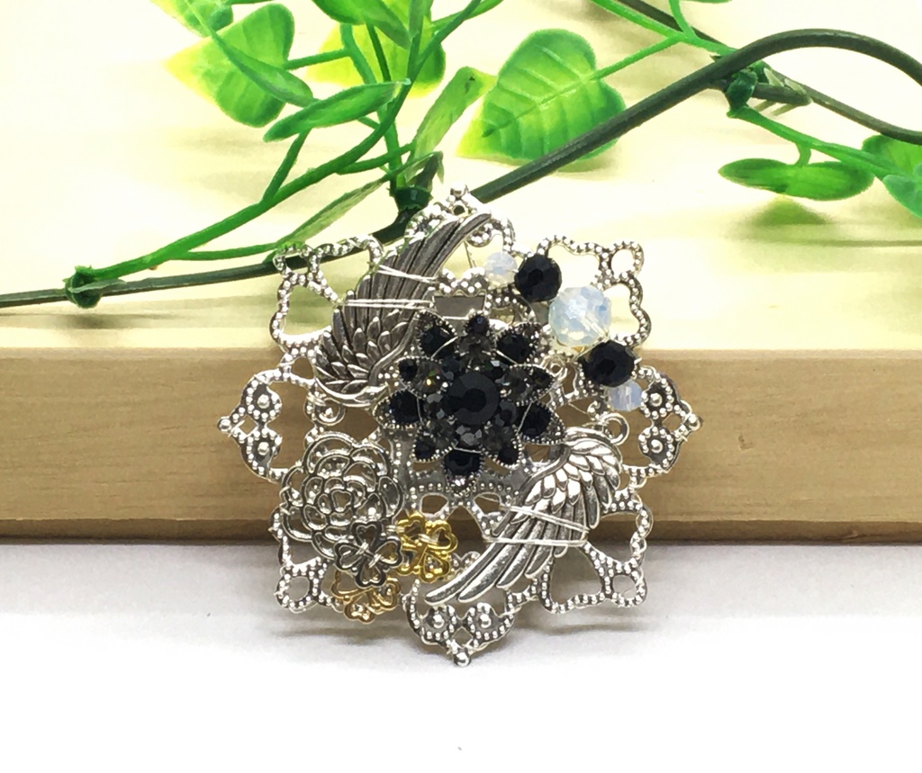 ブローチ 花 羽 薔薇 クローバー