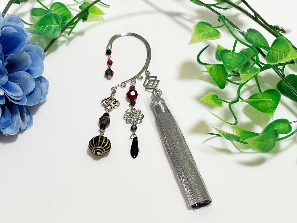 タッセルのイヤーフック シルバー、グレー