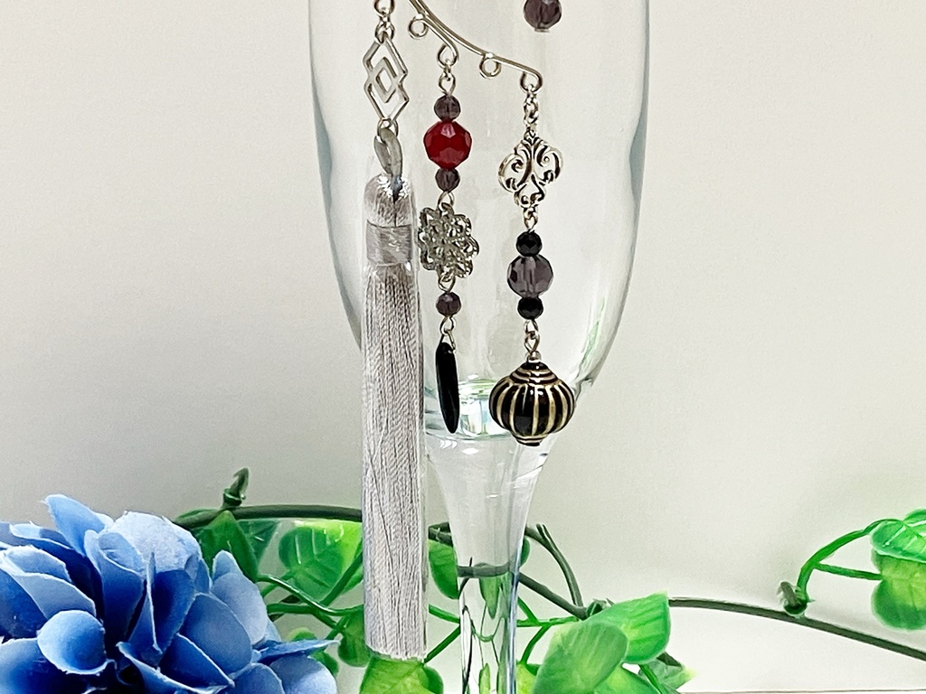 タッセルのイヤーフック シルバー、グレー