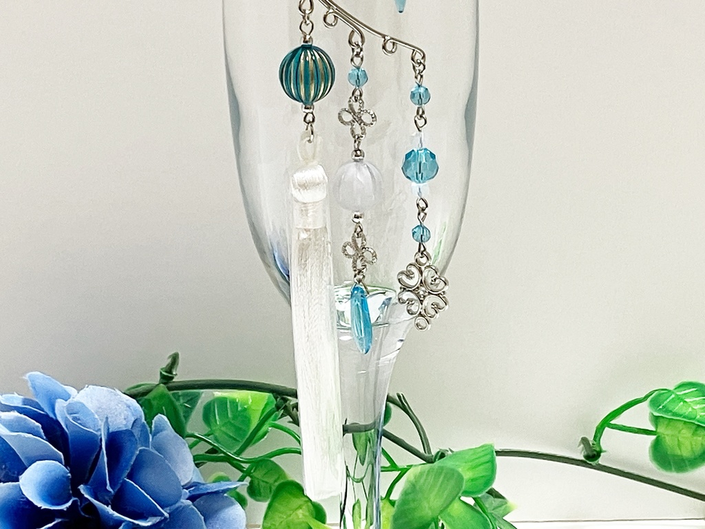 タッセルのイヤーフック シルバー、白