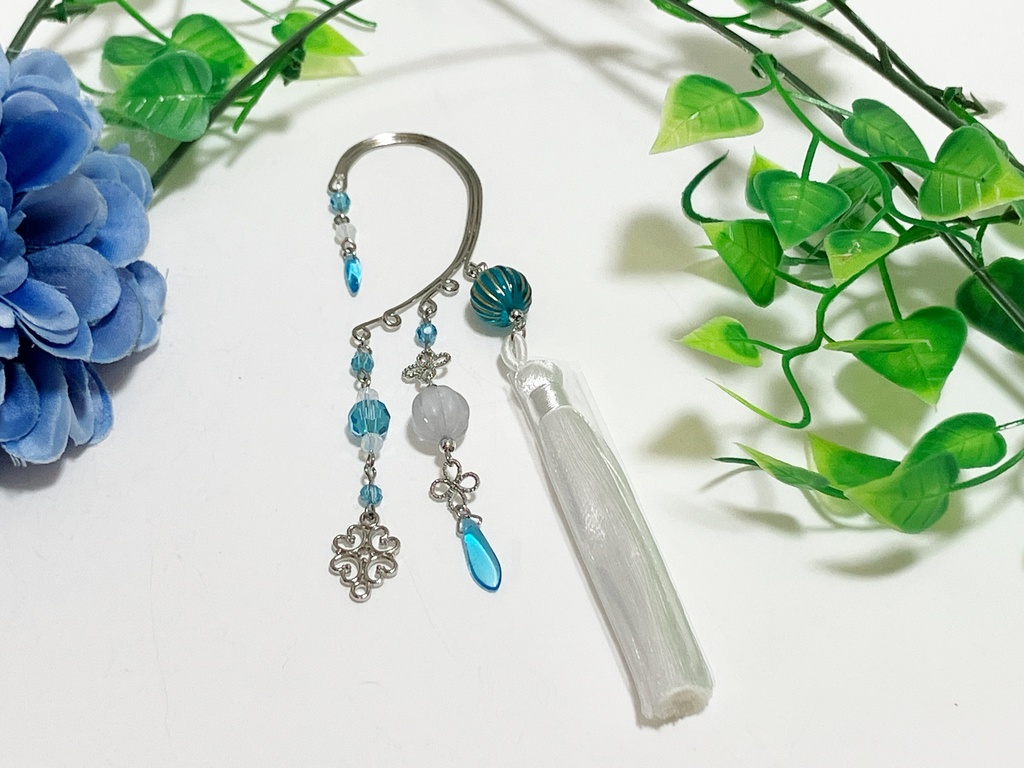 タッセルのイヤーフック シルバー、白