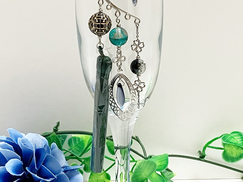 タッセルのイヤーフック シルバー、深緑