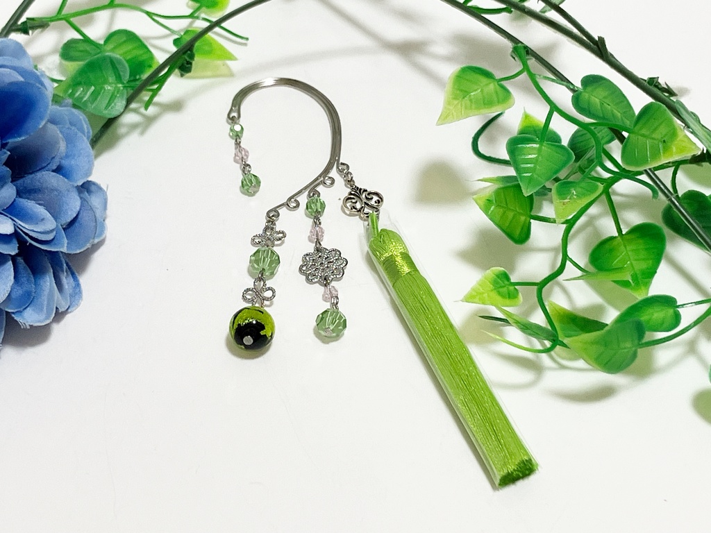 タッセルのイヤーフック シルバー、黄緑
