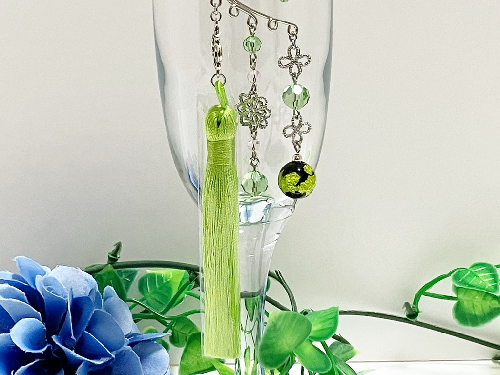 タッセルのイヤーフック シルバー、黄緑