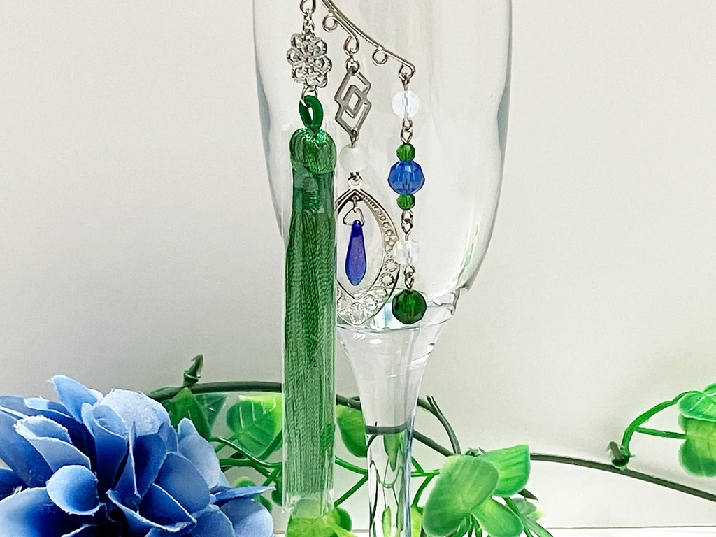 タッセルのイヤーフック シルバー、緑