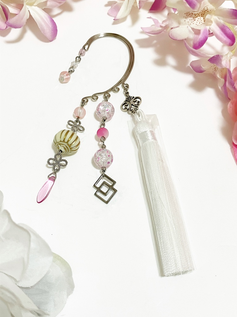 タッセルのイヤーフック シルバー ホワイト ピンク