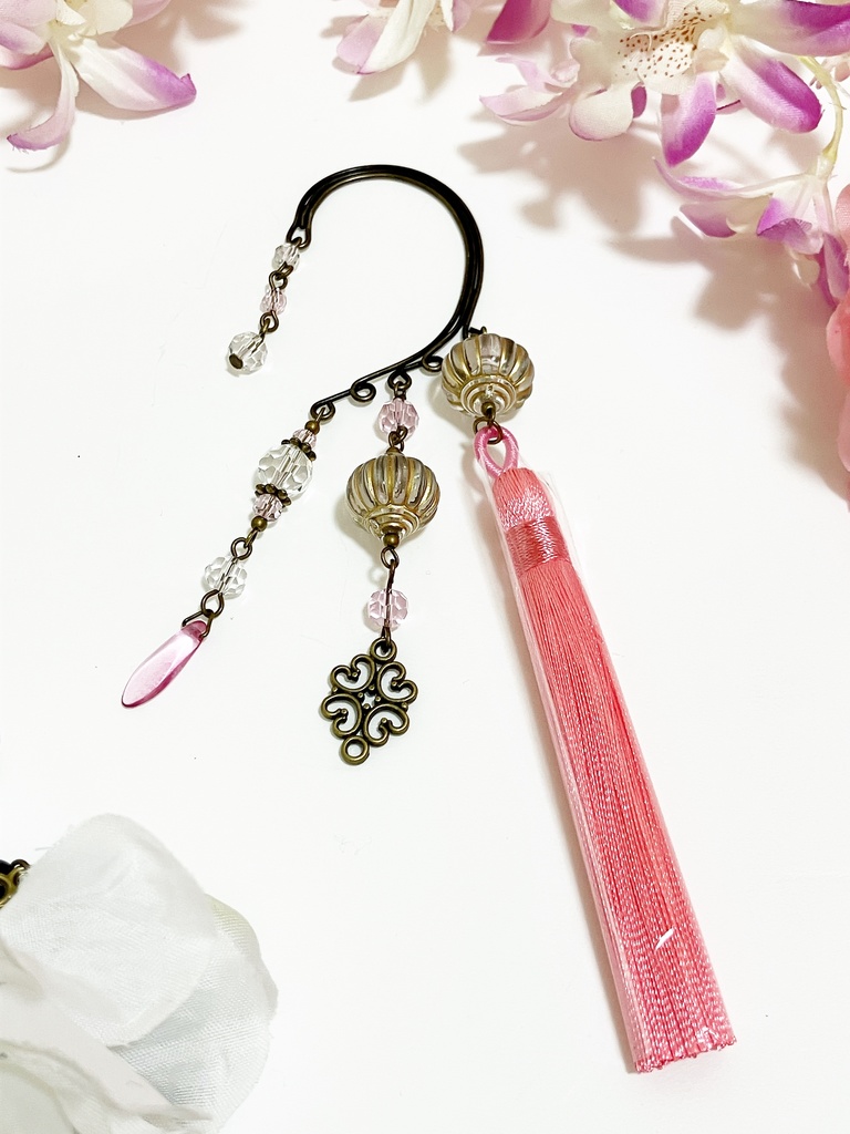 タッセルのイヤーフック 金古美 ピンク クリア