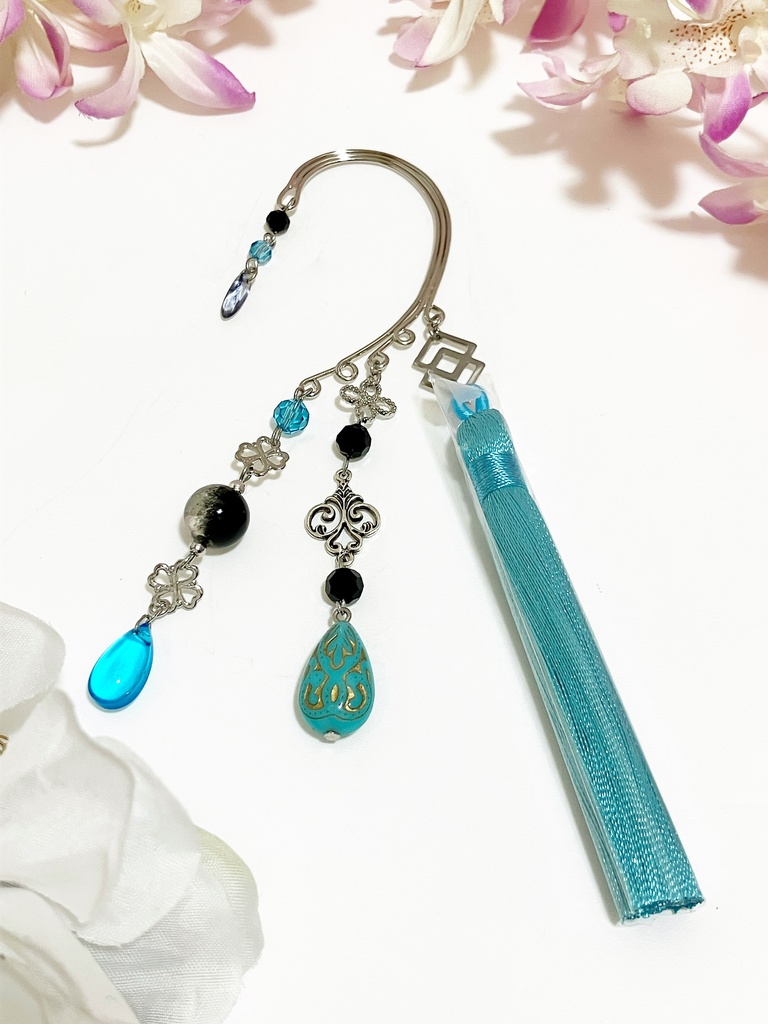 タッセルのイヤーフック シルバー 水色 ブラック