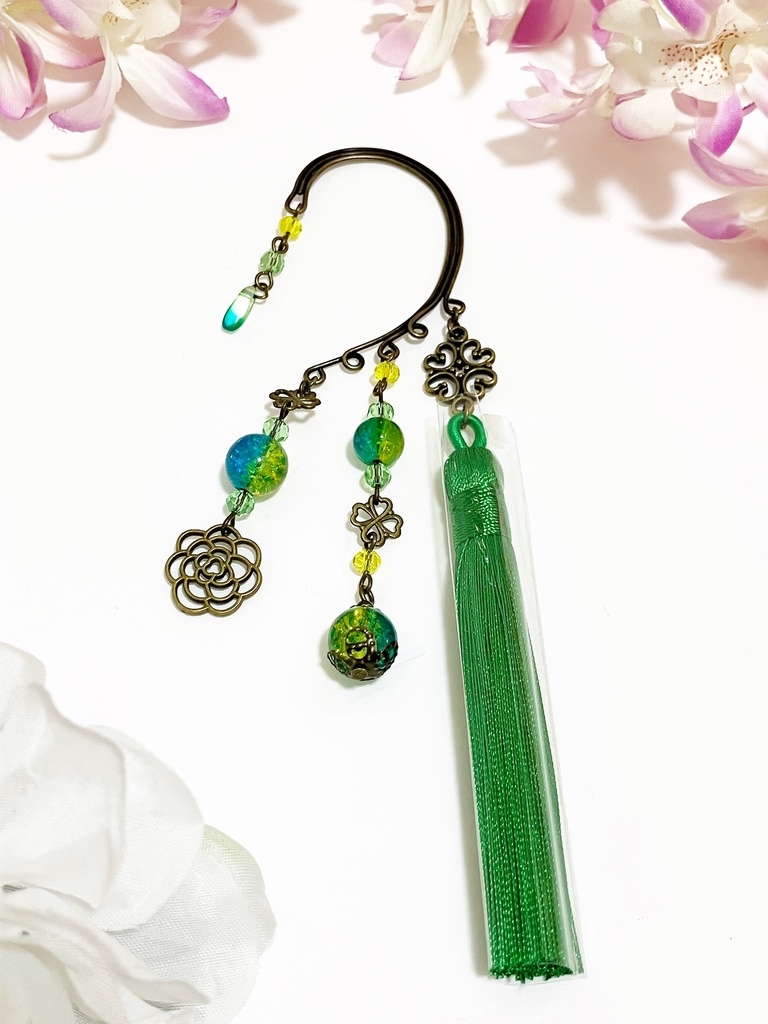 タッセルのイヤーフック 金古美 深緑 黄緑 イエロー クールかわいい