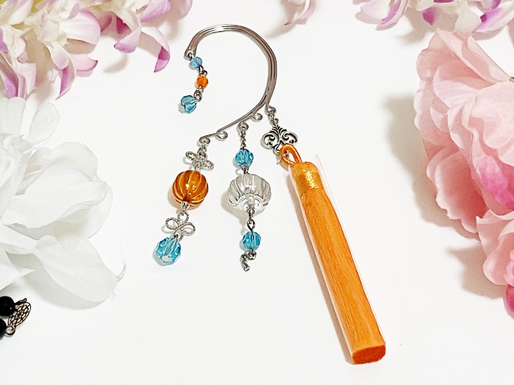 タッセルのイヤーフック シルバー オレンジ ライトブルー クリア