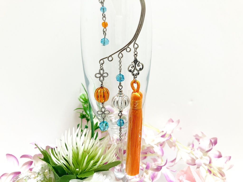 タッセルのイヤーフック シルバー オレンジ ライトブルー クリア