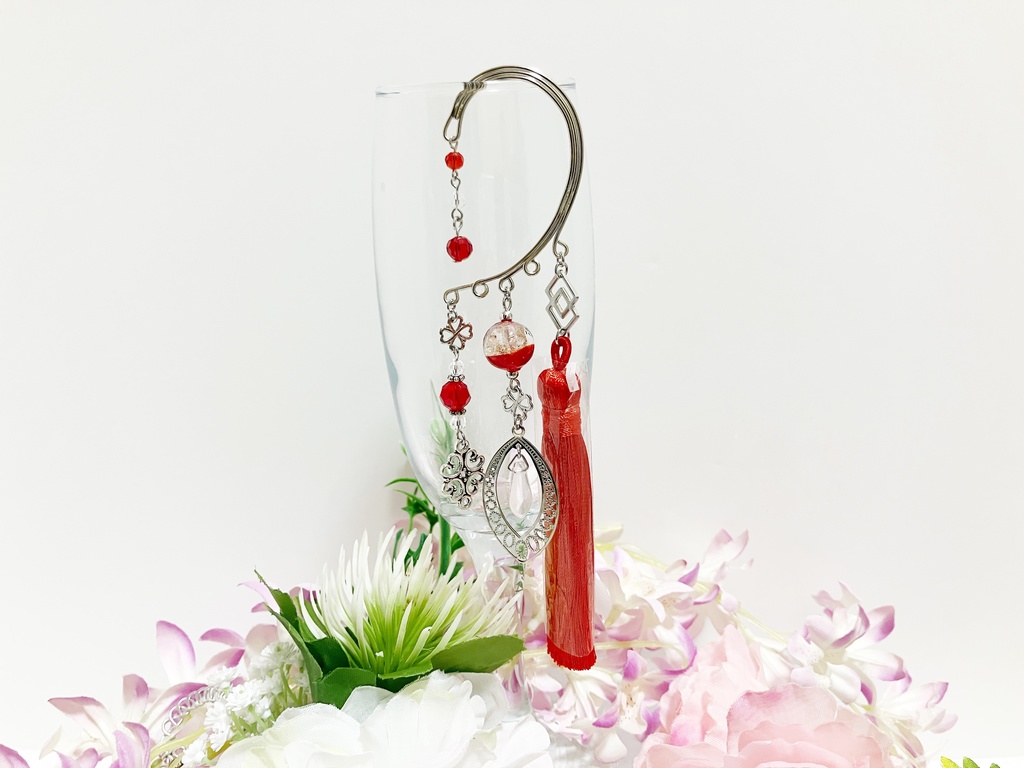 タッセルのイヤーフック　シルバー　レッド　クリア