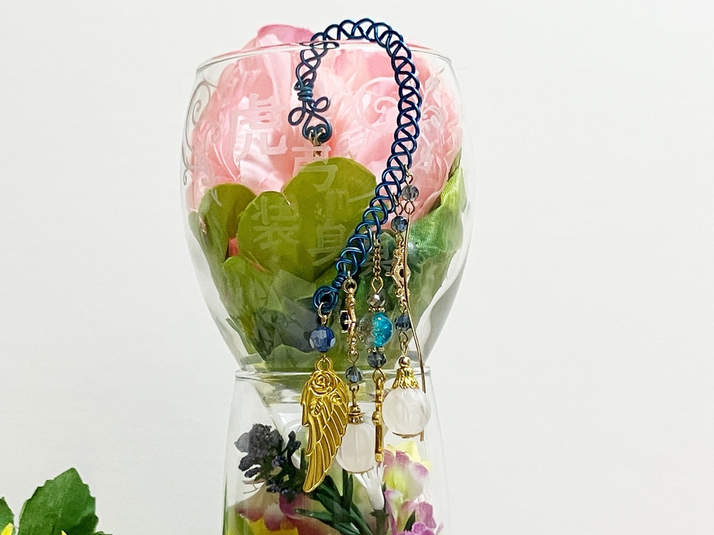 【ハンドメイド】青×金の翼とクロスのイヤーフック(片耳用)/ 推し色ブルー・コスプレ