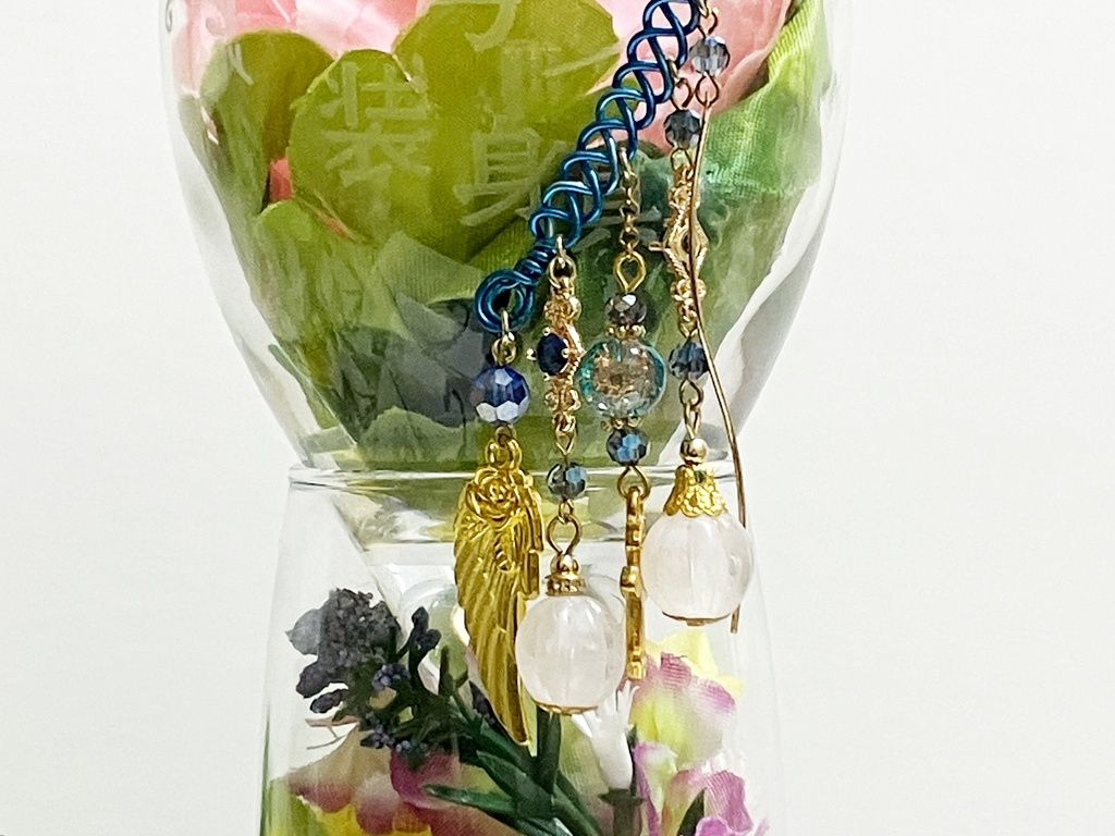 【ハンドメイド】青×金の翼とクロスのイヤーフック(片耳用)/ 推し色ブルー・コスプレ