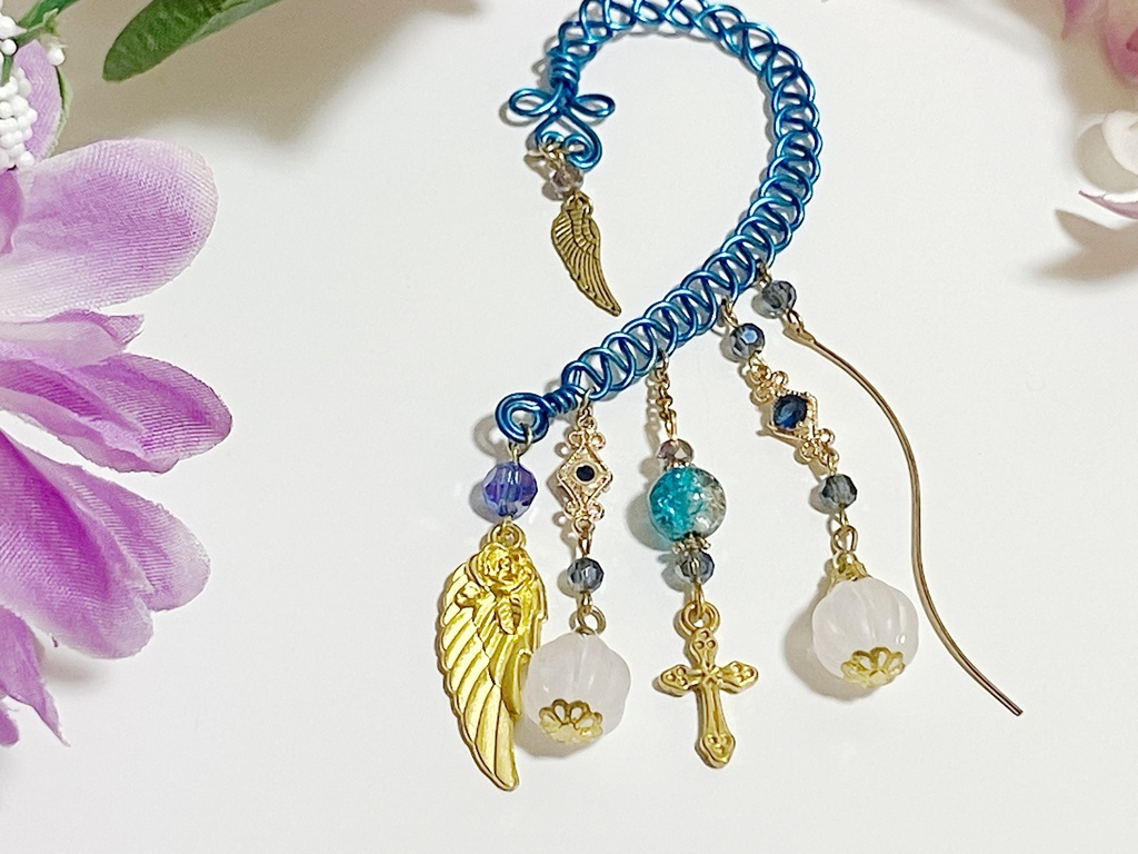 【ハンドメイド】青×金の翼とクロスのイヤーフック(片耳用)/ 推し色ブルー・コスプレ