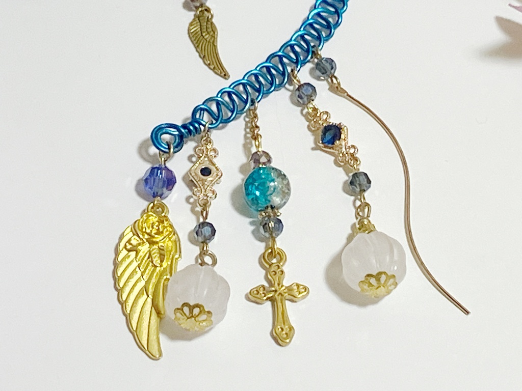 【ハンドメイド】青×金の翼とクロスのイヤーフック(片耳用)/ 推し色ブルー・コスプレ