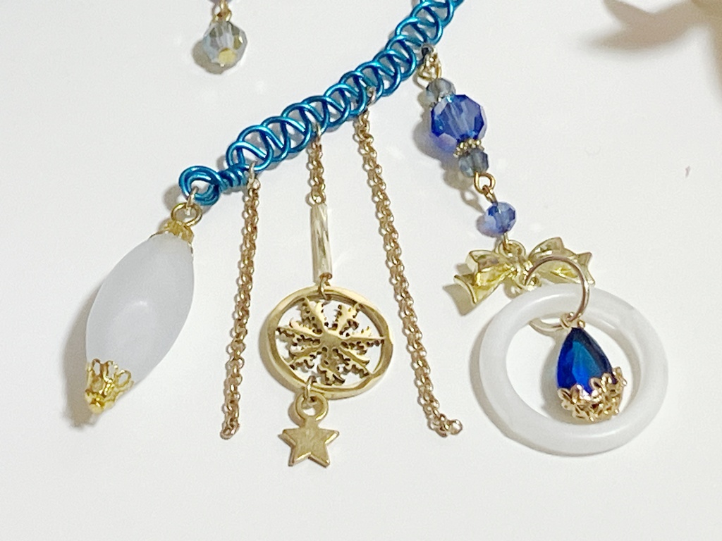 【ハンドメイド】青×金の雪の結晶とリボンのイヤーフック(片耳用)/ 推し色ブルー・スノーモチーフ
