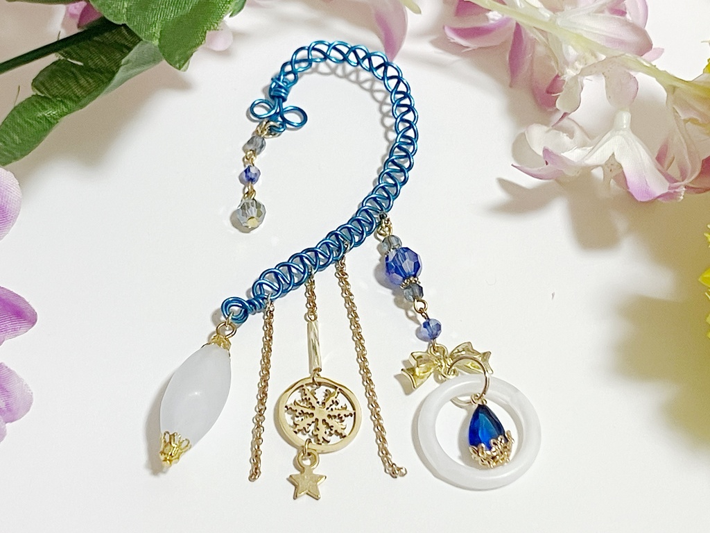 【ハンドメイド】青×金の雪の結晶とリボンのイヤーフック(片耳用)/ 推し色ブルー・スノーモチーフ