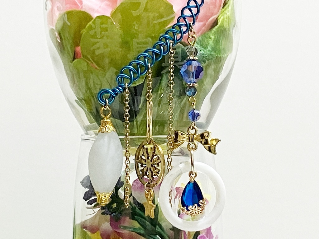 【ハンドメイド】青×金の雪の結晶とリボンのイヤーフック(片耳用)/ 推し色ブルー・スノーモチーフ