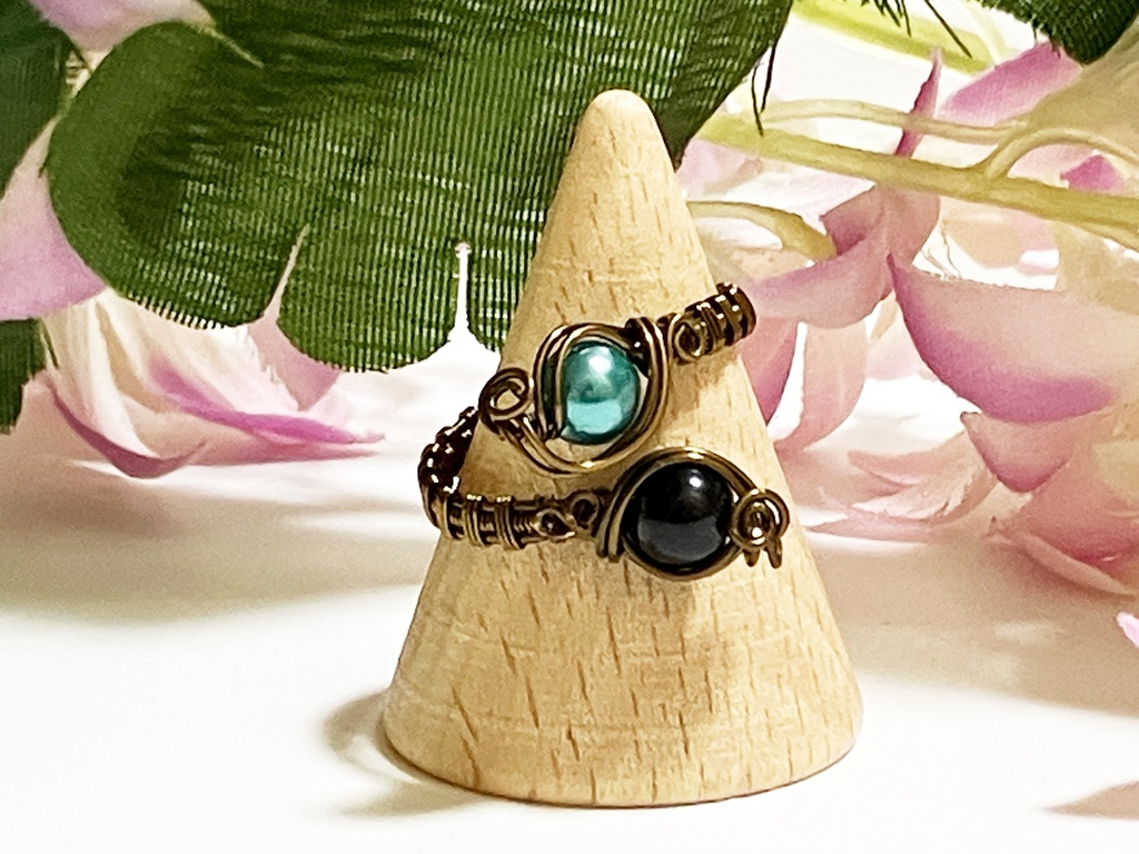 【ハンドメイド】アンティーク風 ワイヤーラッピングリング(グリーン×ブラック)/ 指輪 フリーサイズ・サイズ調整可