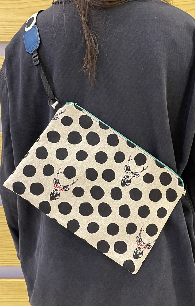 サコッシュ(ドット鹿・ファスナーカラー:緑系)