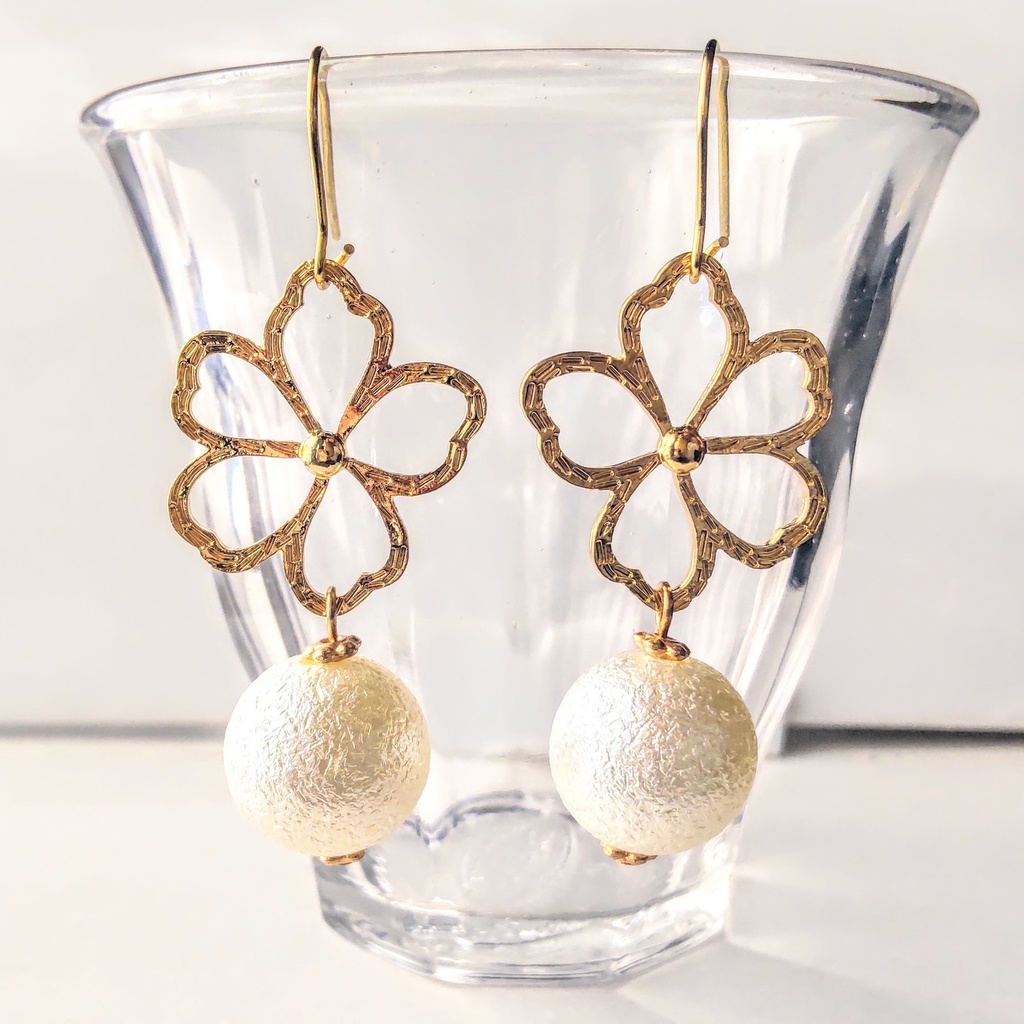 フラワー&パールの耳飾り