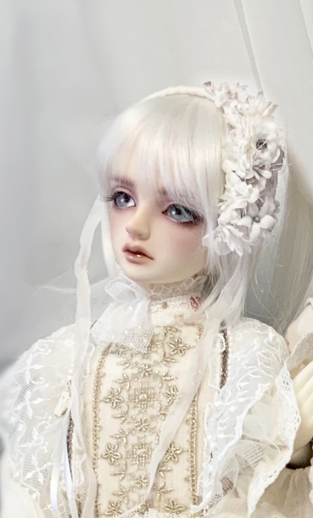 【ドールサイズ】白のこぼれ花カチューシャと黒のスープルのセット