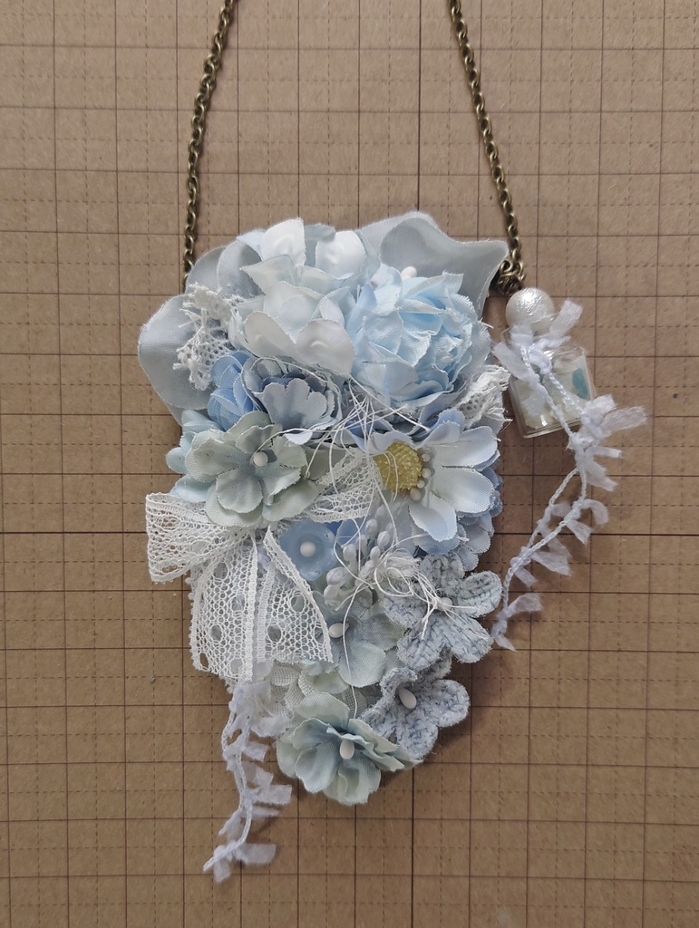 【ドールサイズ】水色のこぼれ花カチューシャとチェーンの腰飾りのセット