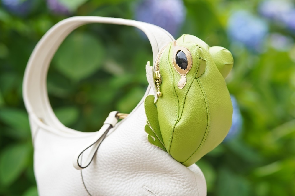 若草色カエルポーチ