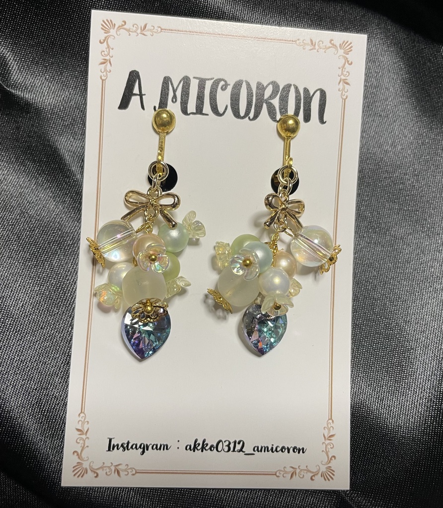 クリスタルハートの煌めきイヤリング(青)