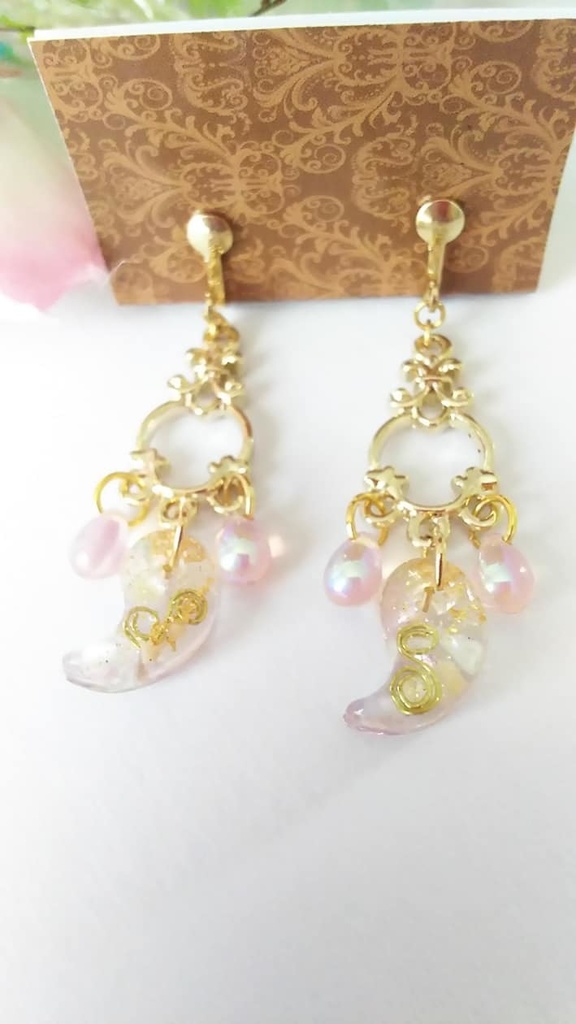 オルゴナイト勾玉のベビーピンク天使なイヤリング【ピアス交換可】