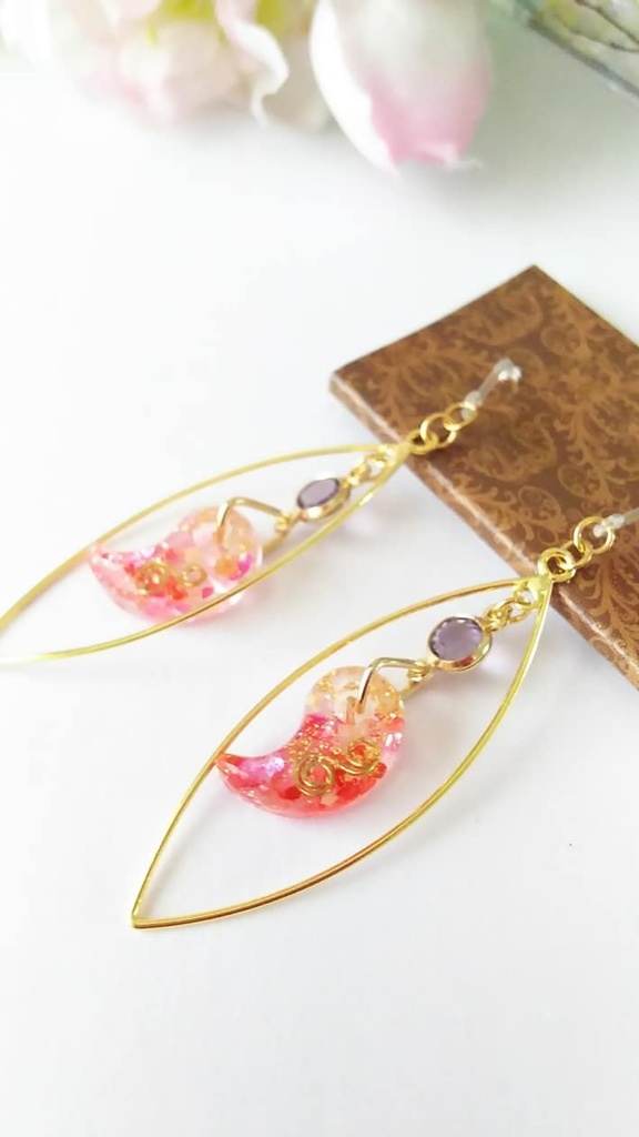 オルゴナイト勾玉のオリエンタルなピアス【イヤリング交換可】