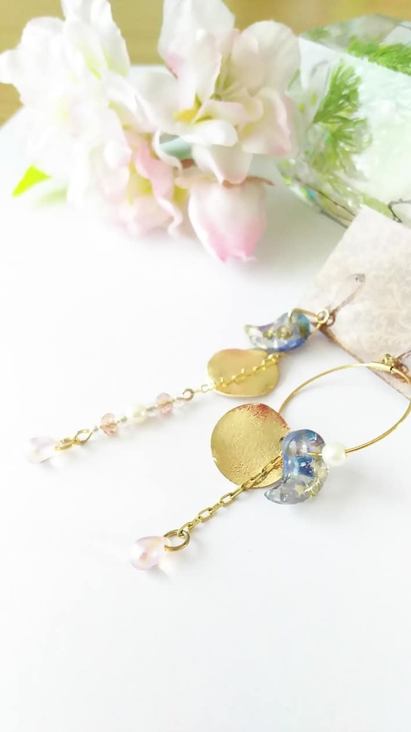 オルゴナイト勾玉の太陽と月のイヤリング【ピアス交換可】