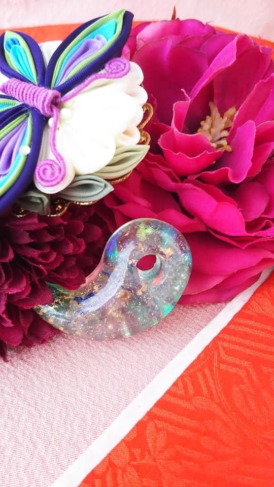 虹色の和の魔法勾玉(オルゴナイト)