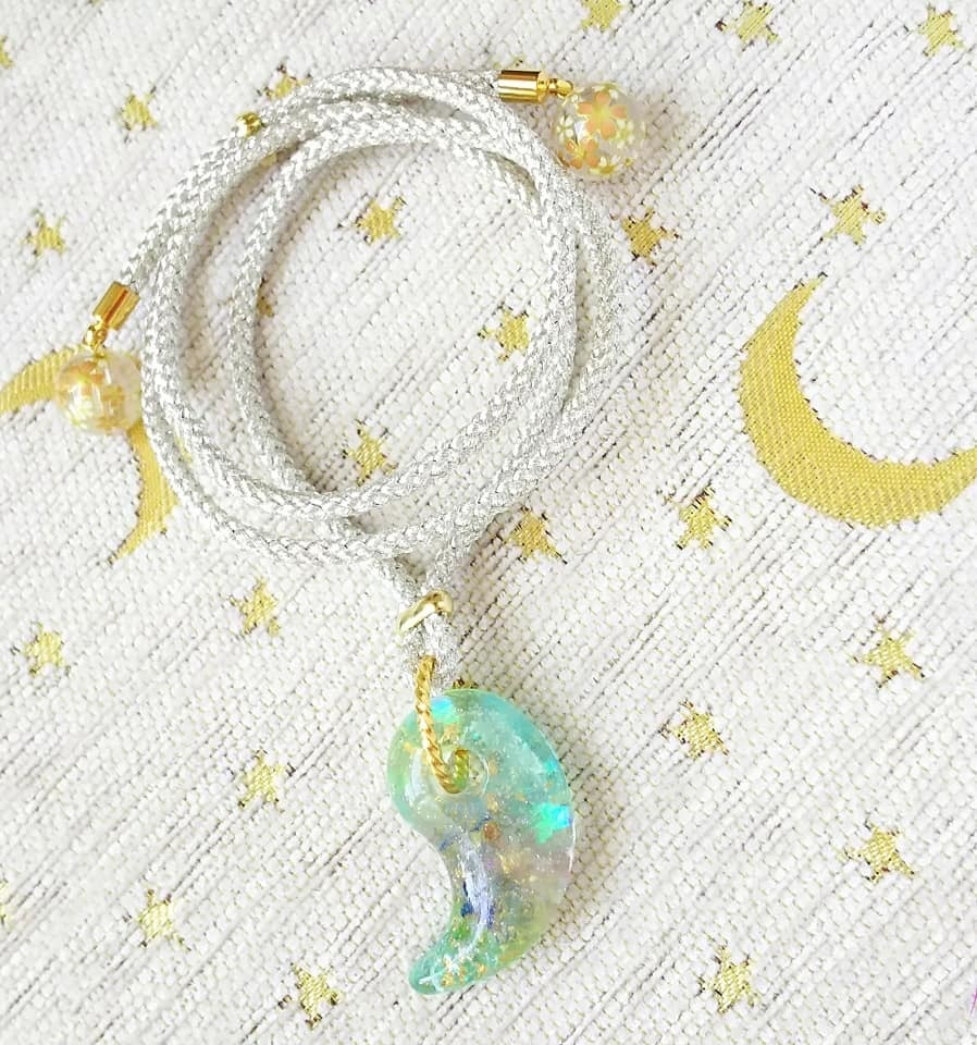 虹色の和の魔法勾玉(オルゴナイト)