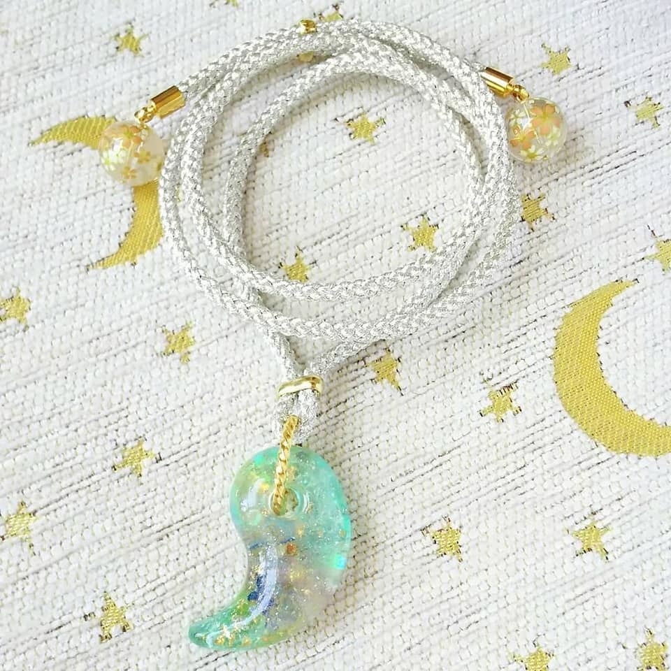 虹色の和の魔法勾玉(オルゴナイト)