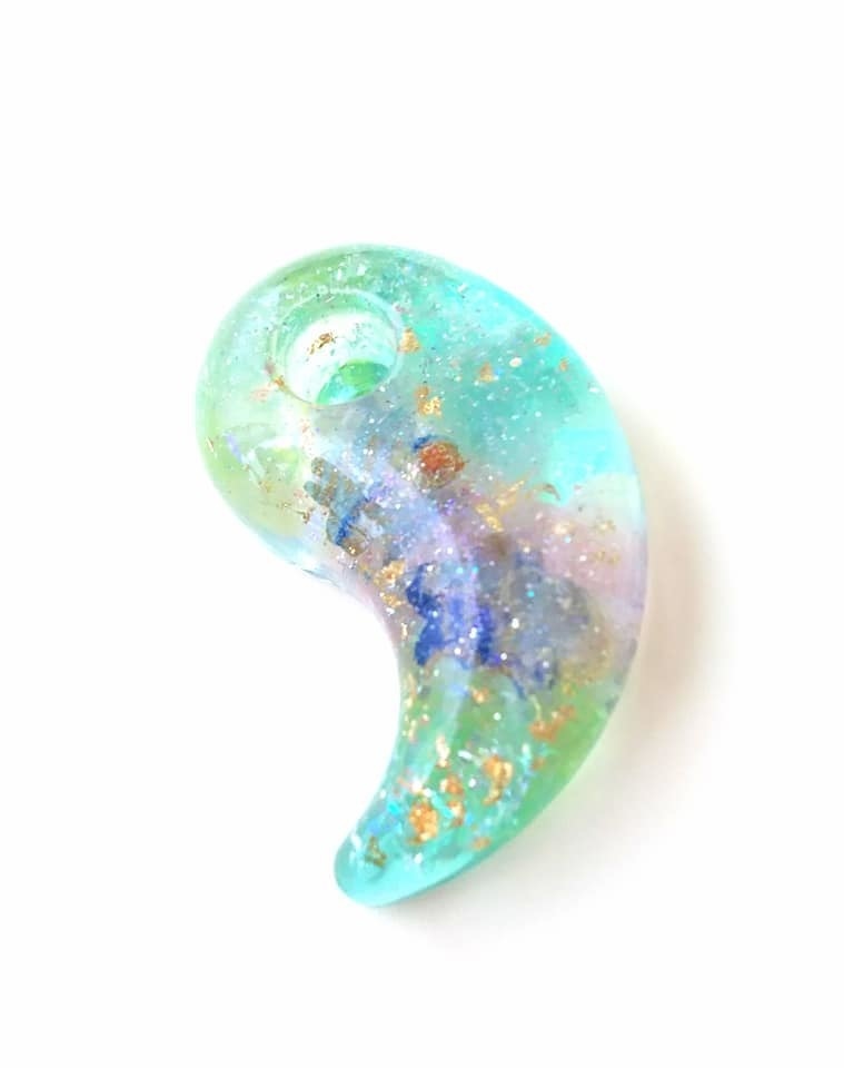 虹色の和の魔法勾玉(オルゴナイト)