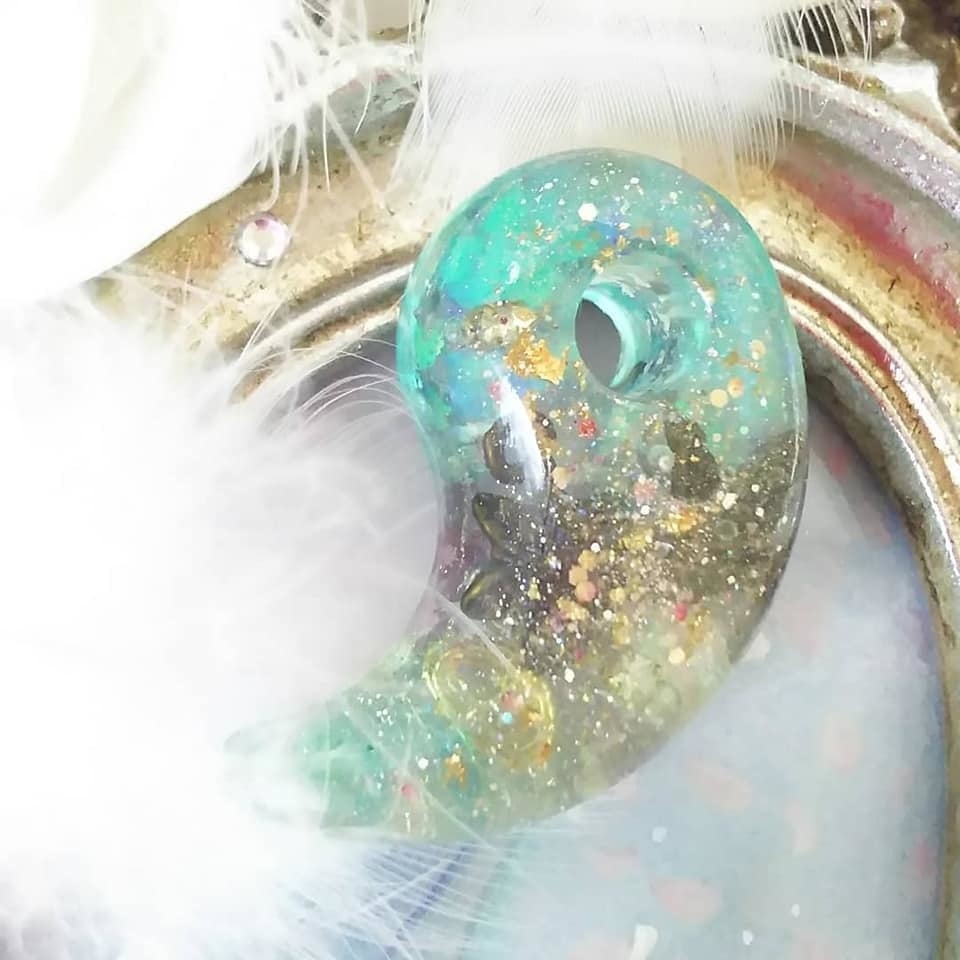 オリーブの葉をくわえた鳩の勾玉オルゴナイト