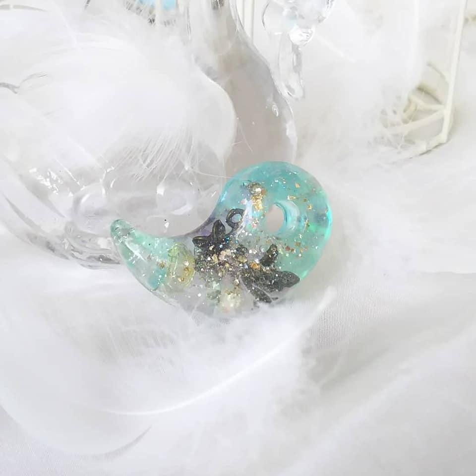 オリーブの葉をくわえた鳩の勾玉オルゴナイト