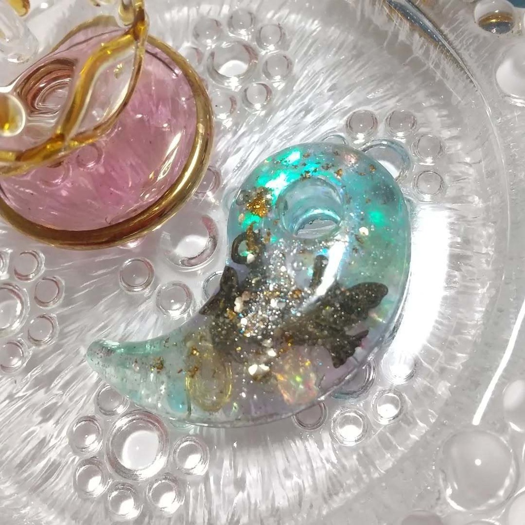 オリーブの葉をくわえた鳩の勾玉オルゴナイト