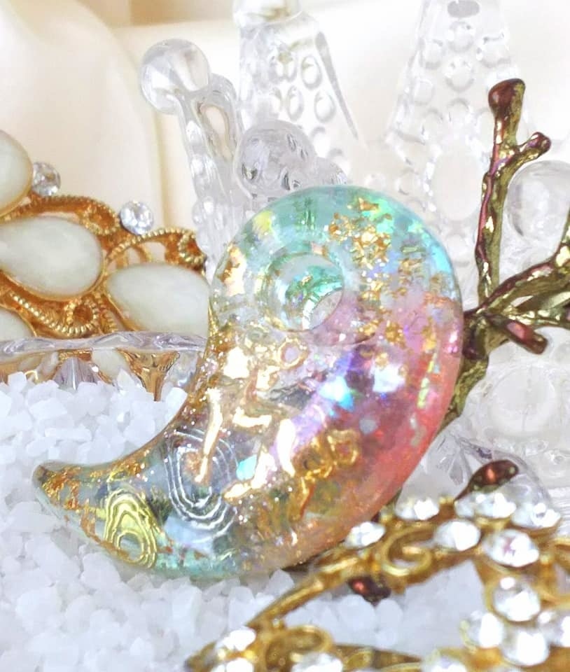 金のユニコーンの 魔法勾玉オルゴナイト